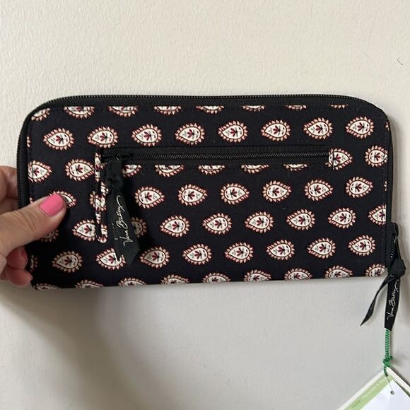 Vera Bradley Classic Black Travel Wallet NWT - Picture 2 of 5